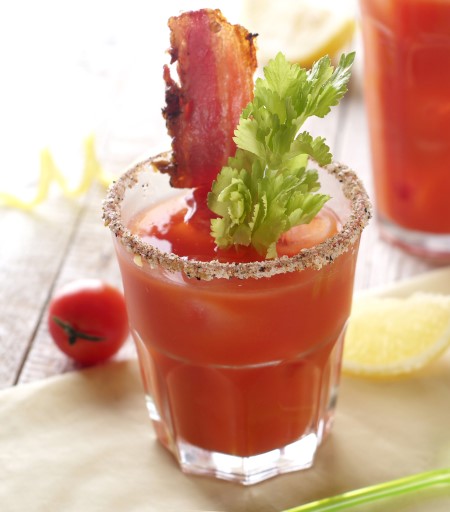 Bloody Mary con frutas a su alrededor